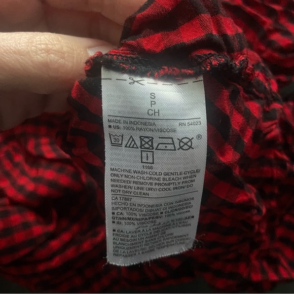 Old Navy red & black gingham faux wrap top size small EUC - Picture 4 of 7